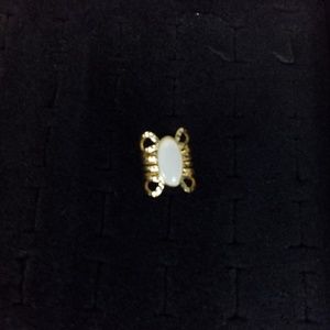 City X City long goldtone ring w/ white stone 8